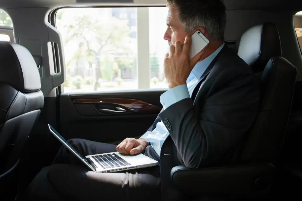 professionnel dans un taxi